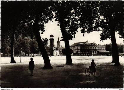 CPM Brive-la-Gaillarde - L'Esplanade et le Theatre (1039956)