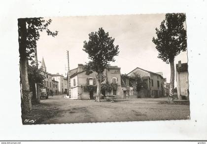 CADALEN (TARN) CARTE PHOTO PLACE DE L"'OULMET (EGLISE AU FOND)