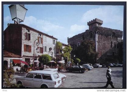 06 Cagnes-sur-Mer CAGNES-SUR-MER 1 - La Place et le Ch?teau place du chateau voiture 1960 D06D C06027C RH011807