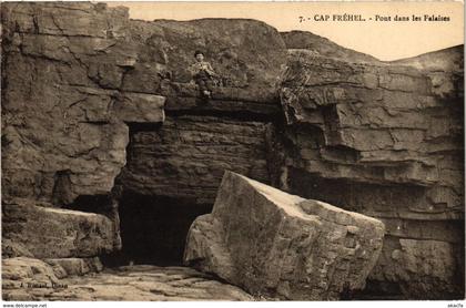 CPA Cap FRÉHEL - Pont dans les Falaises (994079)