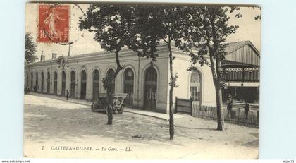 Dép 11 - Chemins de fer - Gares - Voitures - Automobile - Castelnaudary - La gare - état