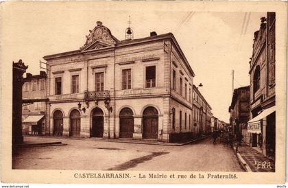 CPA CASTELSARRASIN La Mairie et rue de la Fraternite (89700)