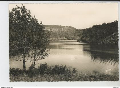 CAUREL - Le Lac de GUERLEDAN - Dans le lointain, CAUREL