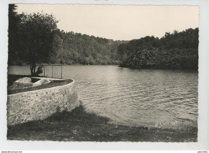 CAUREL - Le Lac de GUERLEDAN - Un coin près de Caurel