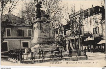 CPA CAVAILLON Monument et Place Gambetta (1086751)