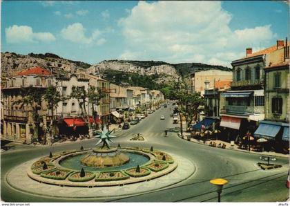 CPM CAVAILLON La Place Gambetta et la Fontaine (1087106)