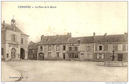 Carte Postale Ancienne de CERISIERS - La Place de la Mairie