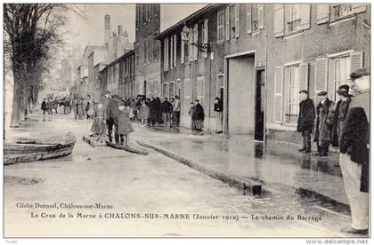 LA CRUE DE LA MARNE A CHALONS-SUR-MARNE (JANVIER 1910) LE CHEMIN DU BARRAGE ANIMEE