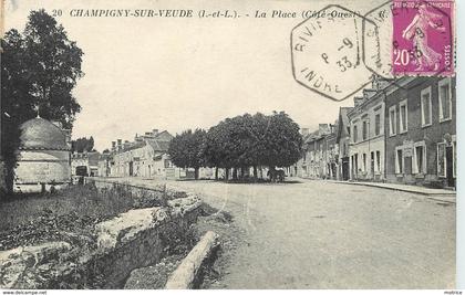 CHAMPIGNY SUR VEUDE - la place (côté ouest).