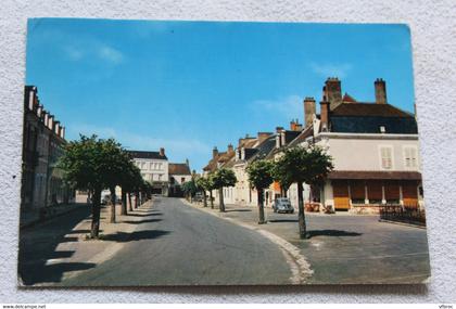 Cpm 1978, Chateaumeillant, la place, Cher 18