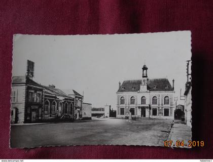 CPSM - Chatillon-Coligny - Place Coligny - L'Hôtel de Ville et la Poste