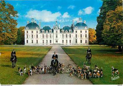 41 - Cheverny - Les piqueux et la meute de l'équipage de Cheverny devant le château - Chasse à Courre - Chevaux - Chiens