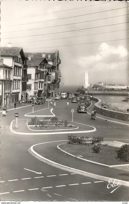 CPSM Ciboure Nouveau carrefour - Au fond le phare