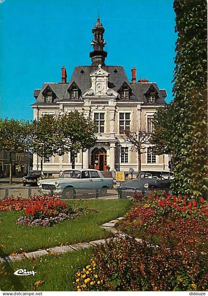 03 - Commentry - L'Hôtel de Ville - Automobiles - Fleurs - CPM - Voir Scans Recto-Verso