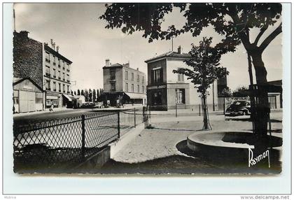 CROSNES - Place de léglise.