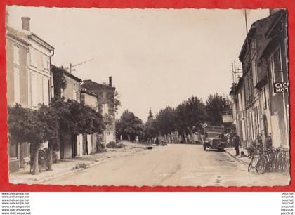 A11-47) DAMAZAN - 47) DAMAZAN - BOULEVARD DU MIDI - ( ANIMEE - VOITURE - CAMION PNEU BARRIER PERIGUEUX - 2 SCANS )