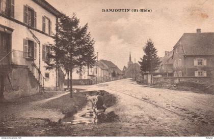 danjoutin - rue du village - lavoir laveuse