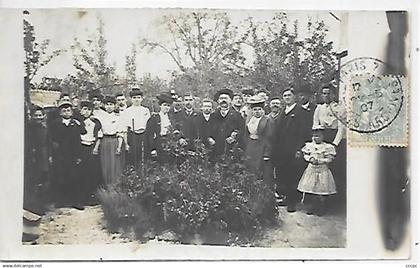 CPA Carte Photo Groupe de personnes dans un jardin ou parc