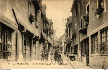 CPA La Bretagne - DOL-de-BRETAGNE - Rue Ste (357002)