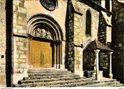 CPA DONNEMARIE-DONTILLY Eglise - Porche et Puits (1329515)