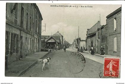 CPA-Carte Postale France-Doué-la-Fontaine- Rue de Cholet animée -1909  VM27491mo