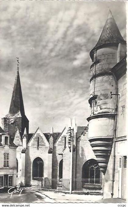 CPSM Doué-la-Fontaine La Place Saint-Pierre et l'Eglise