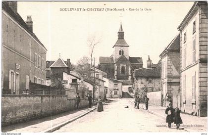 Carte Postale Ancienne de DOULEVANT LE CHATEAU-rue de la gare