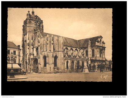 DREUX Eure et Loir 28 : l'église et le monument aux Morts du sculpteur Ch. Walhain