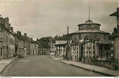 10 - Ervy le Chatel - La Halle - CPSM format CPA - Automobiles - CPA - Voir Scans Recto-Verso