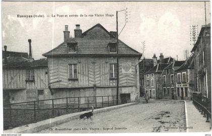 Carte Postale Ancienne de ESSOYES-Le Pont et entrée de la rue Victor Hugo