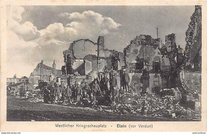 ETAIN (55) 1915 Soldats devant Etain en ruine