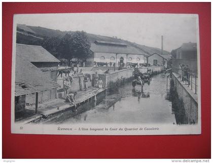 CPA   Eure   -  Evreux    "  L'Iton longeant la Cour du Quartier de Cavalerie "