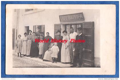 2 CPA photo - FAVERGES - Le Café BOUVIER - Extérieur & Intérieur - TOP - vers 1910 - Costume ancien & Vieux métier