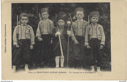 Fêtes de FRONTENAY-ROHAN-ROHAN - un groupe de la Ste-Enfance