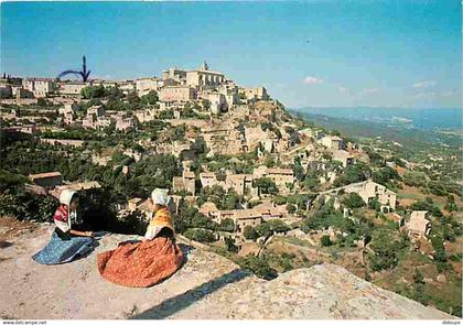 84 - Gordes - Jeunes Provençales admirant le charmant village de Gordes - Folklore - CPM - Voir Scans Recto-Verso