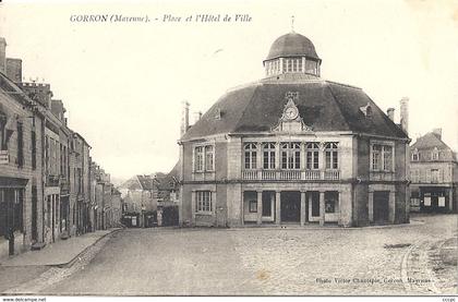 CPA Gorron Place et l'Hôtel de Ville