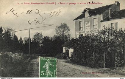 CPA GRETZ ARMAINVILLIERS - Route et passage a niveaux (170831)