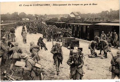 CPA Camp de COETQUIDAN - Deberquement des troupes en gare de GUER (209709)