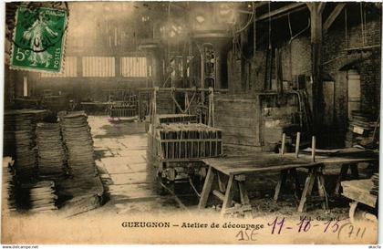 CPA AK GUEUGNON - Atelier de decoupage (386945)