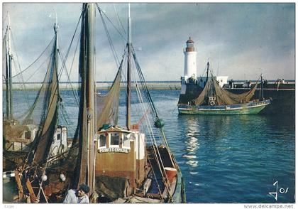 CPM Guilvinec Bateaux dans un port bigouden - Phare