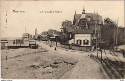 CPA HOULGATE HOULGATE-BEUZEVAL - Le Passage a Niveau (1225259)