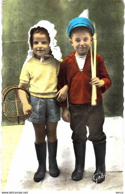 Carte POSTALE  Ancienne  de ILE de RE - Couple de jeunes Pêcheurs