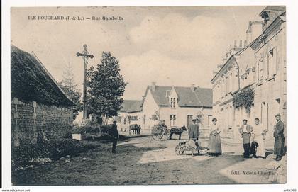 CPA 37 L'ÎLE BOUCHARD Rue Gambetta animée Editeur Voisin Chartier