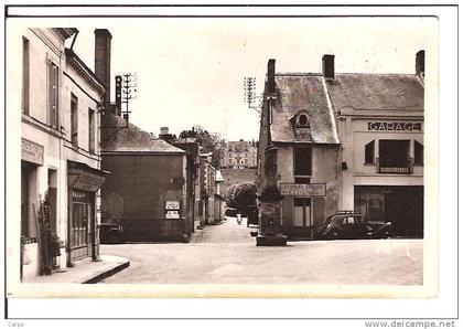 L´ILE-BOUCHARD. - Place Chamaillard.