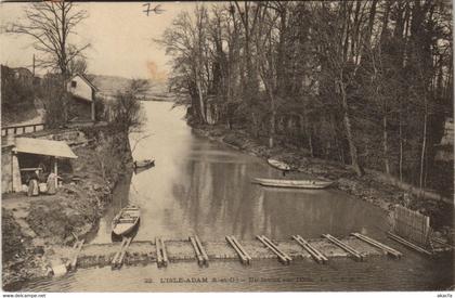 CPA L'ISLE-ADAM Un lavoir sur I'Oise (806966)