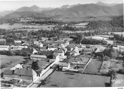 La BARTHE-de-NESTE - Vue générale aérienne vers les Pyrénées