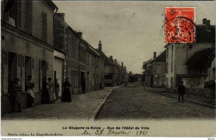 CPA LA CHAPELLE-la-REINE Rue de l'Hotel-de-Ville (861401)