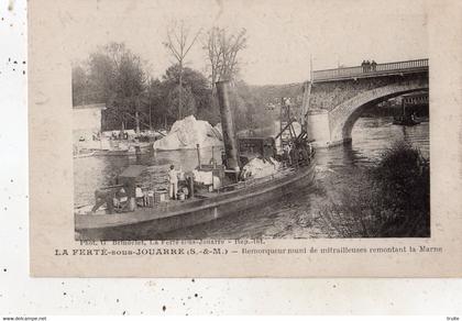 LA FERTE-SOUS-JOUARRE REMORQUEUR MUNI DE MITRAILLEUSES REMONTANT LA MARNE