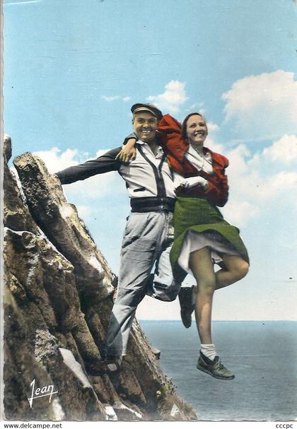 CPSM La Pointe du Raz Le Saut au dessus du gouffre