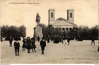 CPA LA ROCHE-sur-YON - La Place d'Armes (297881)